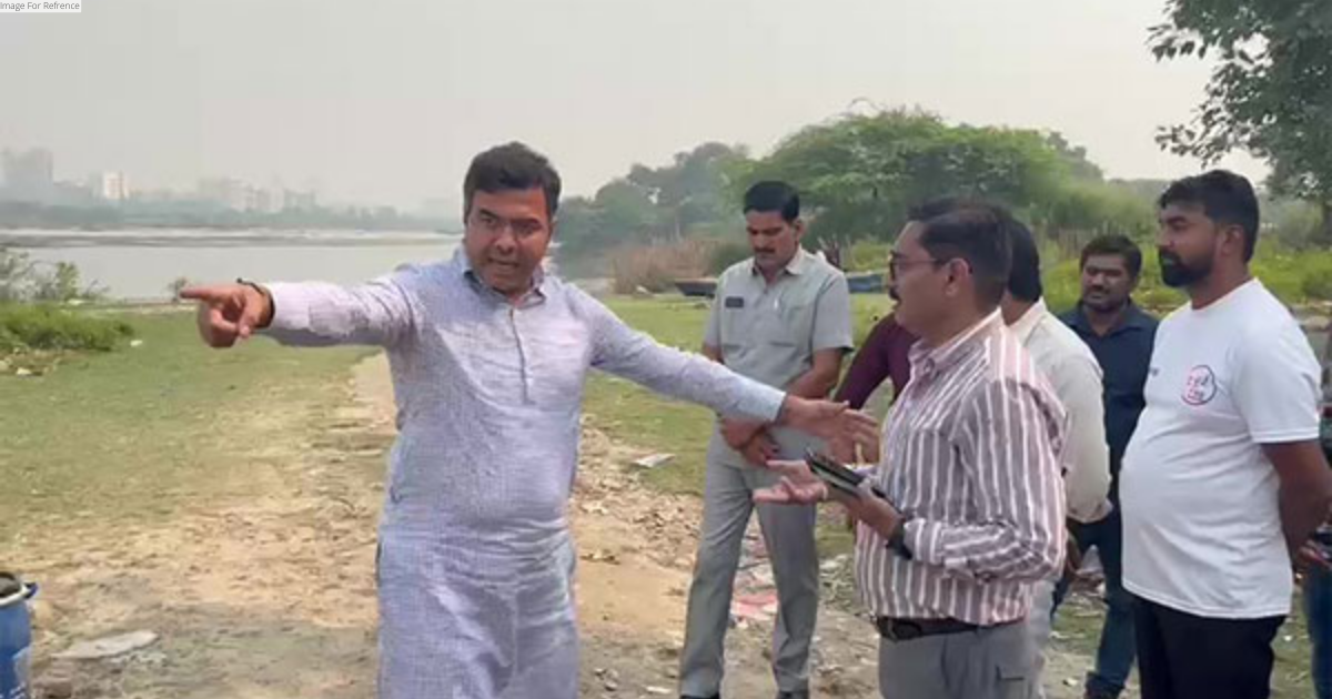 BJP's Parvesh Verma in verbal spat with Delhi Jal Board official over chemical spray in Yamuna